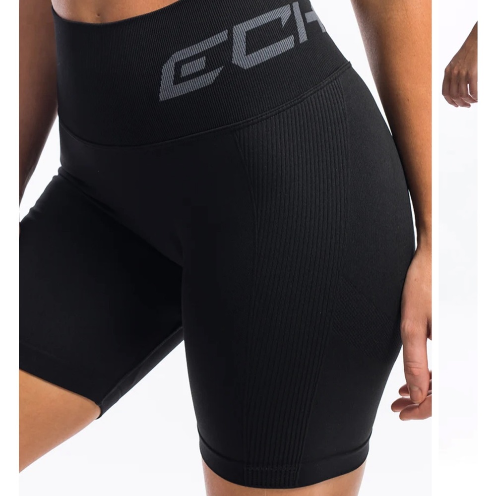 NWOT - ECHT arise scrunch shorts
